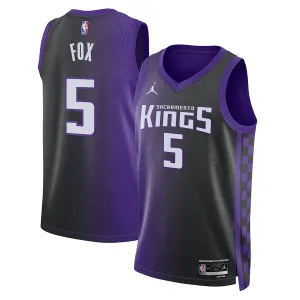 Jordan Sacramento Kings De Aaron Fox Miesten Pelipaita Statement Edition 2023-24 Swingman Violetti Jordan Sacramento Kings De Aaron Fox Miesten Pelipaita Statement Edition 2023-24 Swingman Violetti