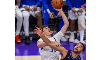 Uusi Mavericksin kuningas on syntynyt! 18-vuotias Flagg kirjoittaa NBA:n historian uusiksi